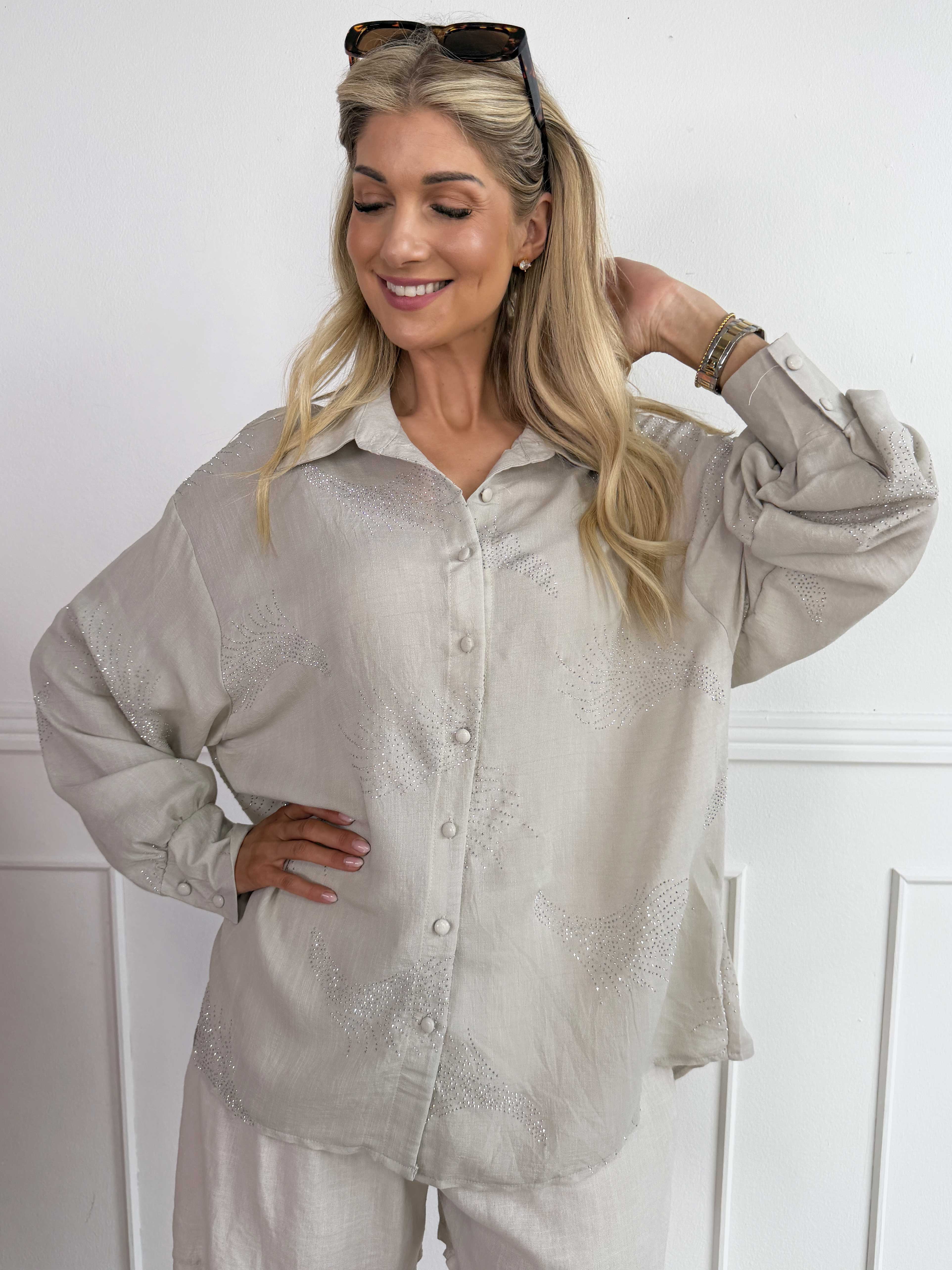 Heidy - Stilfuld skjorte med fine similisten og brede manchetter